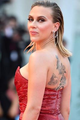 Scarlett Johansson red hot in a tight dress