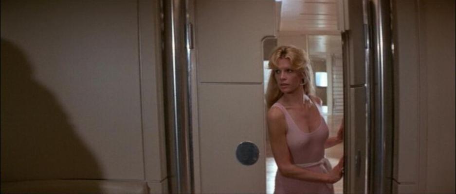 Kim Basinger - collant de James Bond