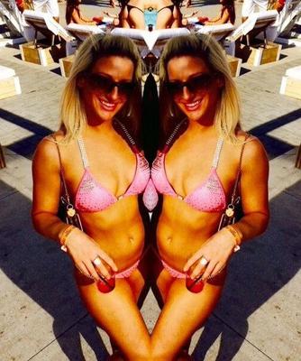 Melissa Hardbody Stripper se pone un diminuto bikini rosa