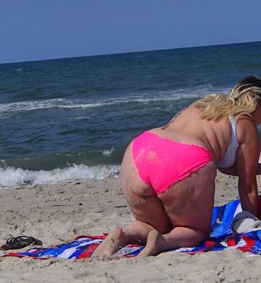 gros cul en rose sur la plage