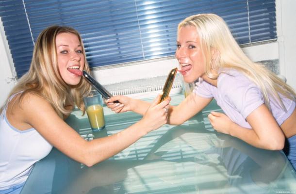 Blondes excitées s'amusant au restaurant