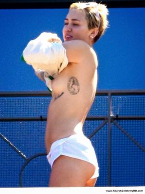 Miley Cyrus montre ses seins sur le balcon d'un hôtel à Sydney