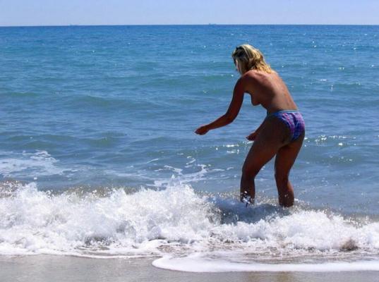 Loira Amadora Posa na Praia