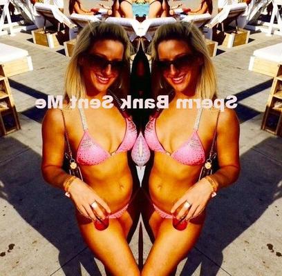 Sarah nimmt einen winzigen rosa Bikini mit in die Pool-Cabana