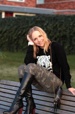 Blonde danoise en bottes en cuir noir