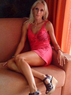 MODEL MATURE BEGO