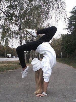 Breakdance girl (b-girl)