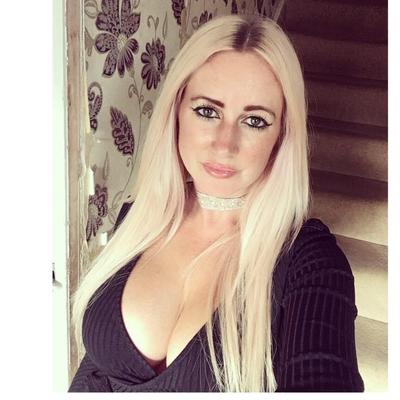 Wirral 熟女が彼女の大きくてジューシーなおっぱいの写真を私に送ってくれる