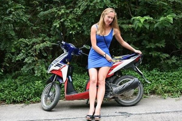 Nerdy amateur Russian blonde Olga shows her cunt