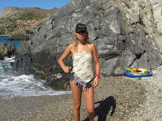 Teen - Art rupestre de plage nue blonde mignonne