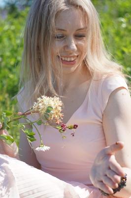 Jeune - Champ de fleurs - pose blonde mince et rasée