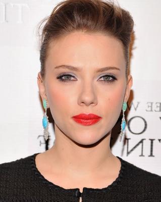 Scarlett Johansson terno preto justo