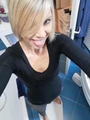 Une bombasse blonde prenant des selfies