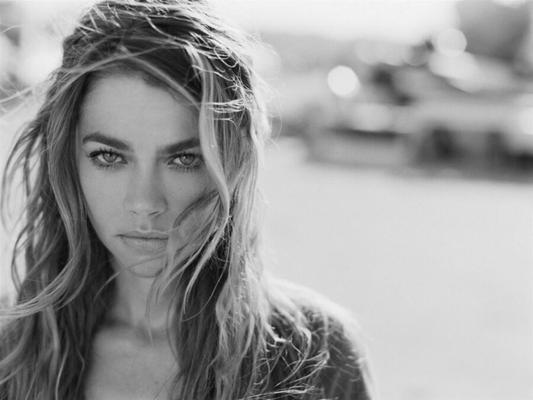 Denise Richards perfeita, algumas reais, algumas falsas.