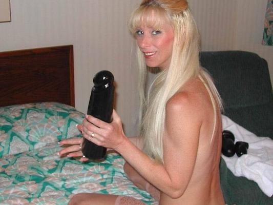 Nuttige Blondine mit riesigem Analdildo