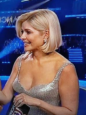 La sexy Holly Willoughby danse sur la glace