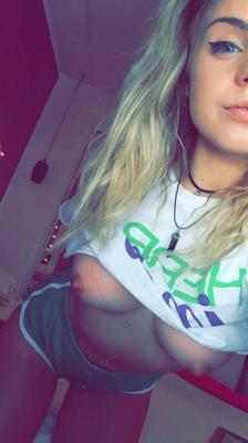 Blondes platine prenant des selfies nues