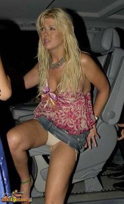 Tara Reid (saia alta)