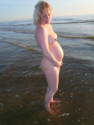 Maman enceinte blonde russe