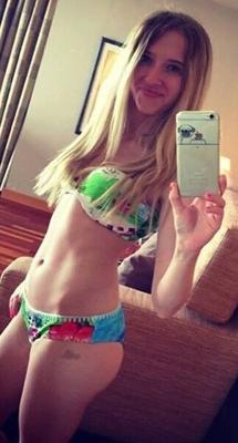 pequeña bikini rubia