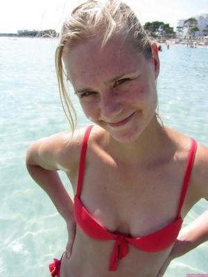 Simone, sportlich und ziemlich sexy, macht Urlaub im Mittelmeer