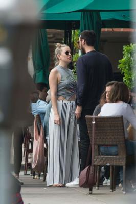 Kate Hudson braless Lunch!