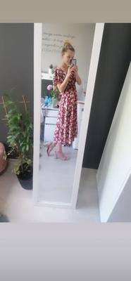 Karolina com vestido florido