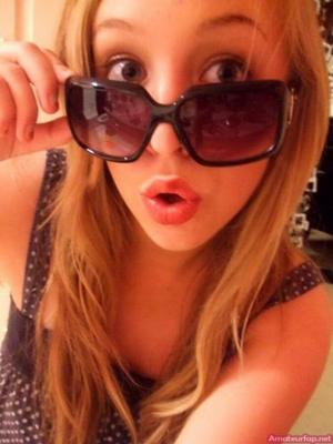 Rubia Adolescente Caliente Selfies