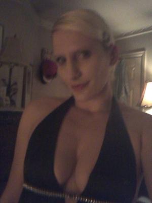 Femme blonde frimeuse a besoin de légendes