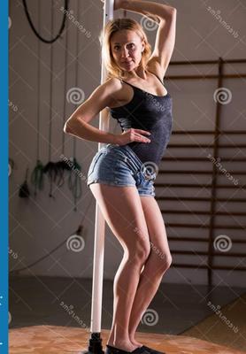 Reife blonde Pole-Tänzerin in Jeansshorts