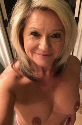 ellie - loira gostosa milf