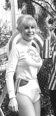 Barbara Eden - Short moulant