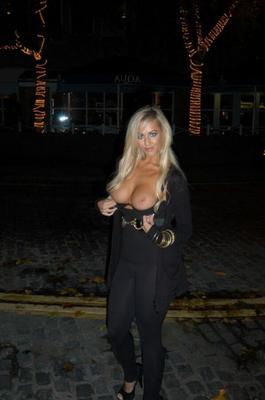 Blondes Bimbo in Bristol, Großbritannien