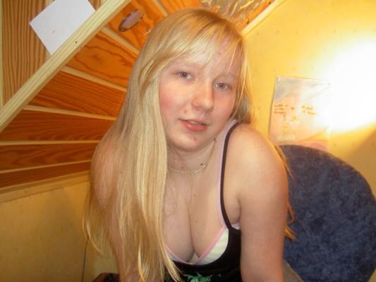 Amateur Porn Pics : Plump Blonde Teen