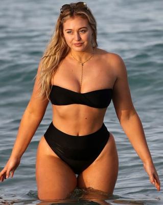 Iskra Lawrence - British Model shows off her Curves at the Beach