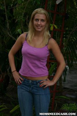 rubia en jeans