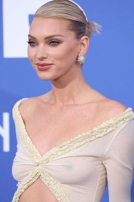 ELSA HOSK EXTENDE BICOS EM VESTIDO VER ATRAVÉS