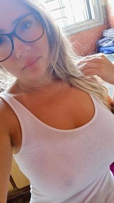 MILF BLONDE SURTOUT BIKINI