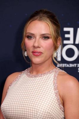 Scarlett Johansson elegante mãe