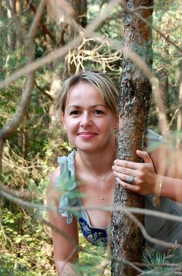 Blonde mature de la forêt