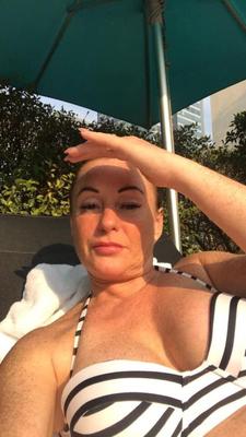 Blonde Norfolk MILF Linzi, décolleté, aucun nu