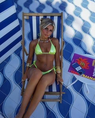 Supergebräuntes spanisches Bikini-Babe Carla