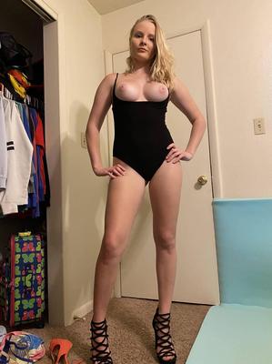 Superbe adolescente blonde nue à la maison