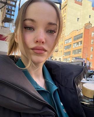 Dove Cameron divers