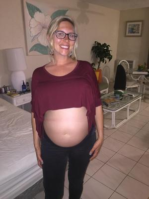 Femme blonde chaude enceinte