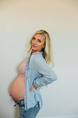 Judi es una rubia de preggo caliente