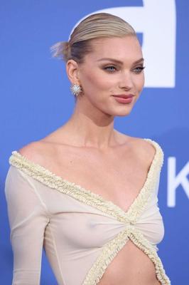 Elsa hosk seins mamelons robe transparente amfar cannes