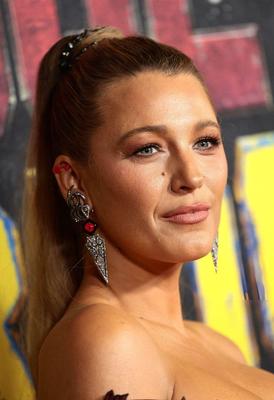 Blake Lively étouffe dans Versace à Deadpool