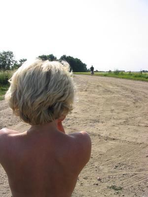 La blonde repose dans le sein de la nature