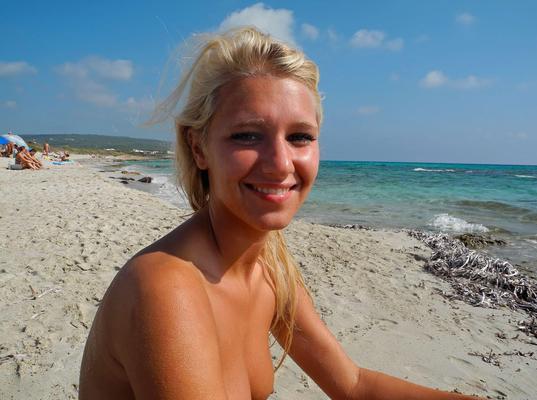 Nettes Mädchen (blonde im Urlaub, zeigt ihren nackten Körper öffentlich)